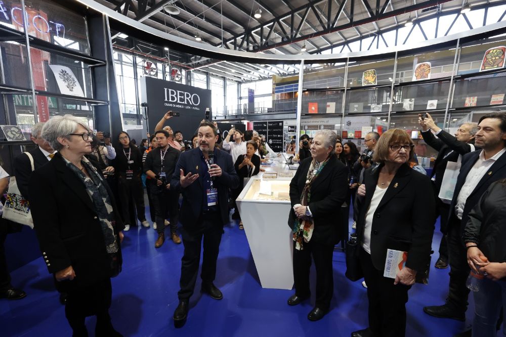 Todas las verdades se tocan” y deviene de un concurso, mediante el cual fue escogida esta propuesta a cargo de Mario Marchant 